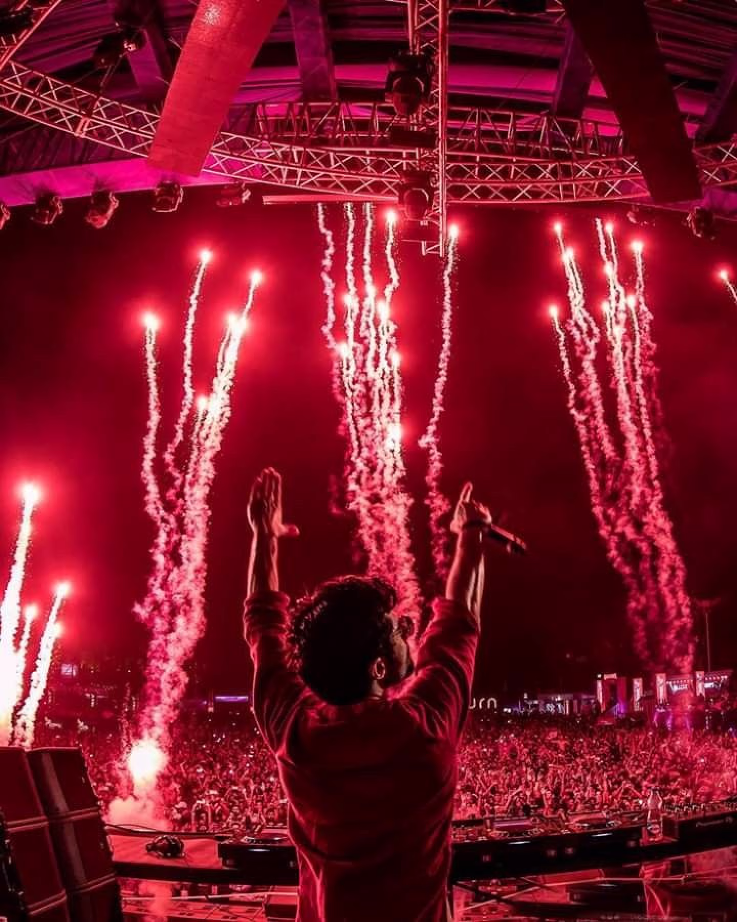 Artiste sur scène lors du festival Les Rives du Territoire